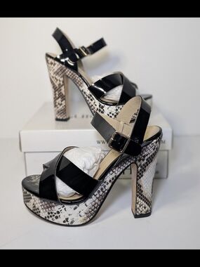 Luichiny Woman's Open Toe Platform Sandals Size 8 NIB Snake Print Black Patent